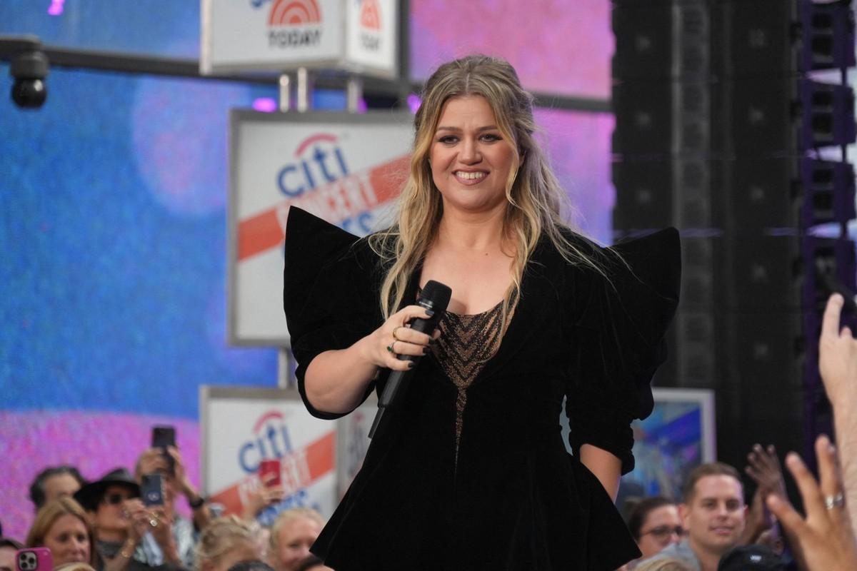 Kelly Clarkson described her crew as 'family' and acknowledged that saying goodbye was difficult.