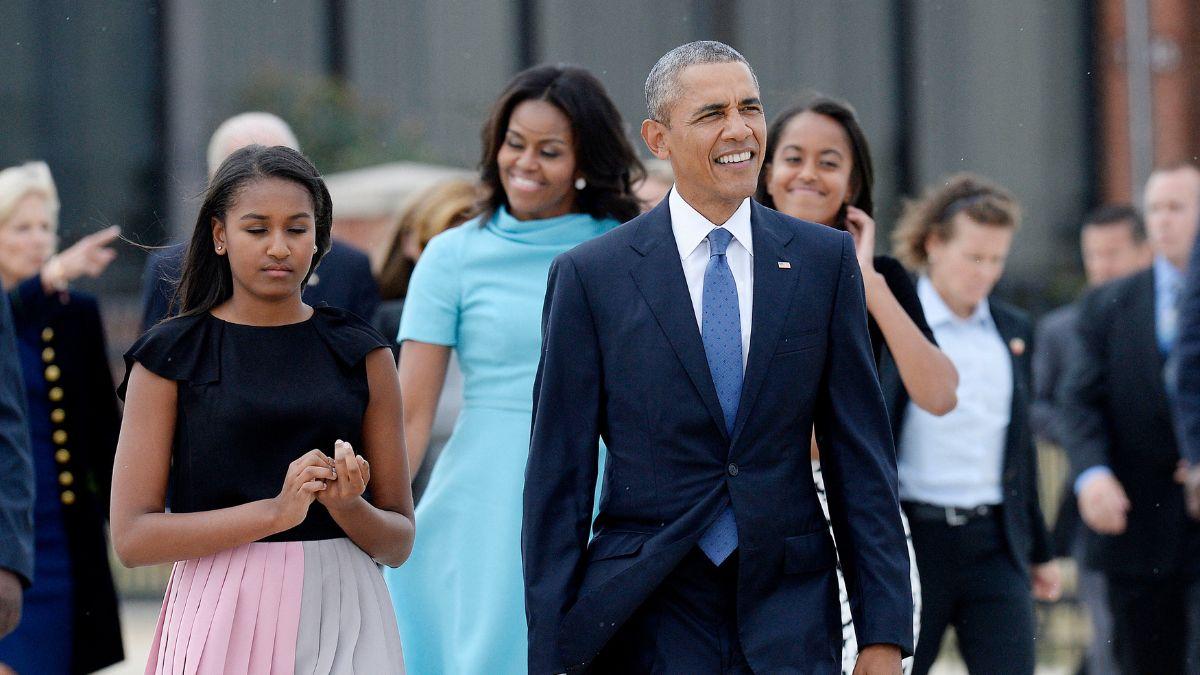 Photo of Malia, Sasha, Barack and Michelle Obama