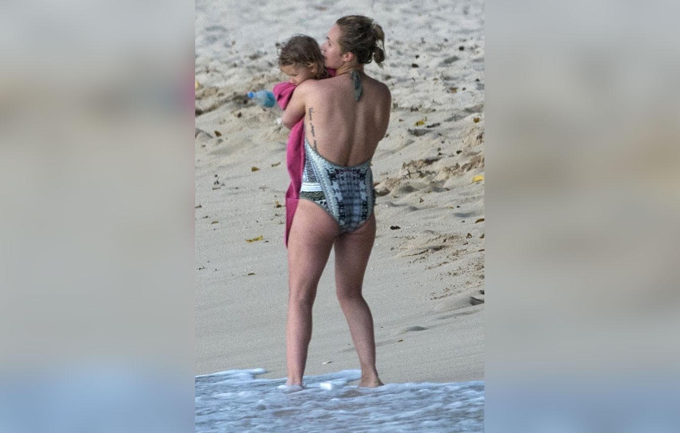 //Hayden Panettiere post rehab family vacation