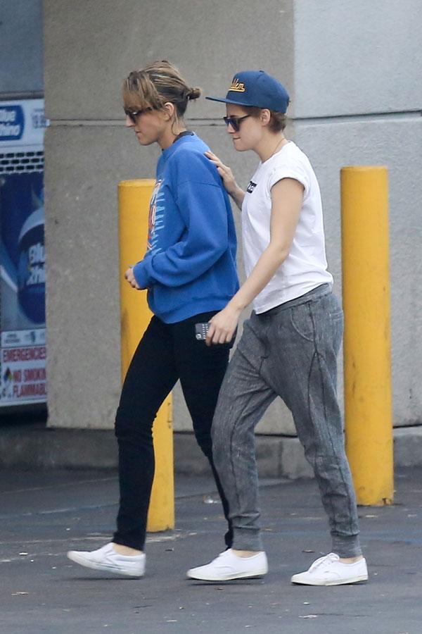 //kristen stewart puts arm around girlfriend