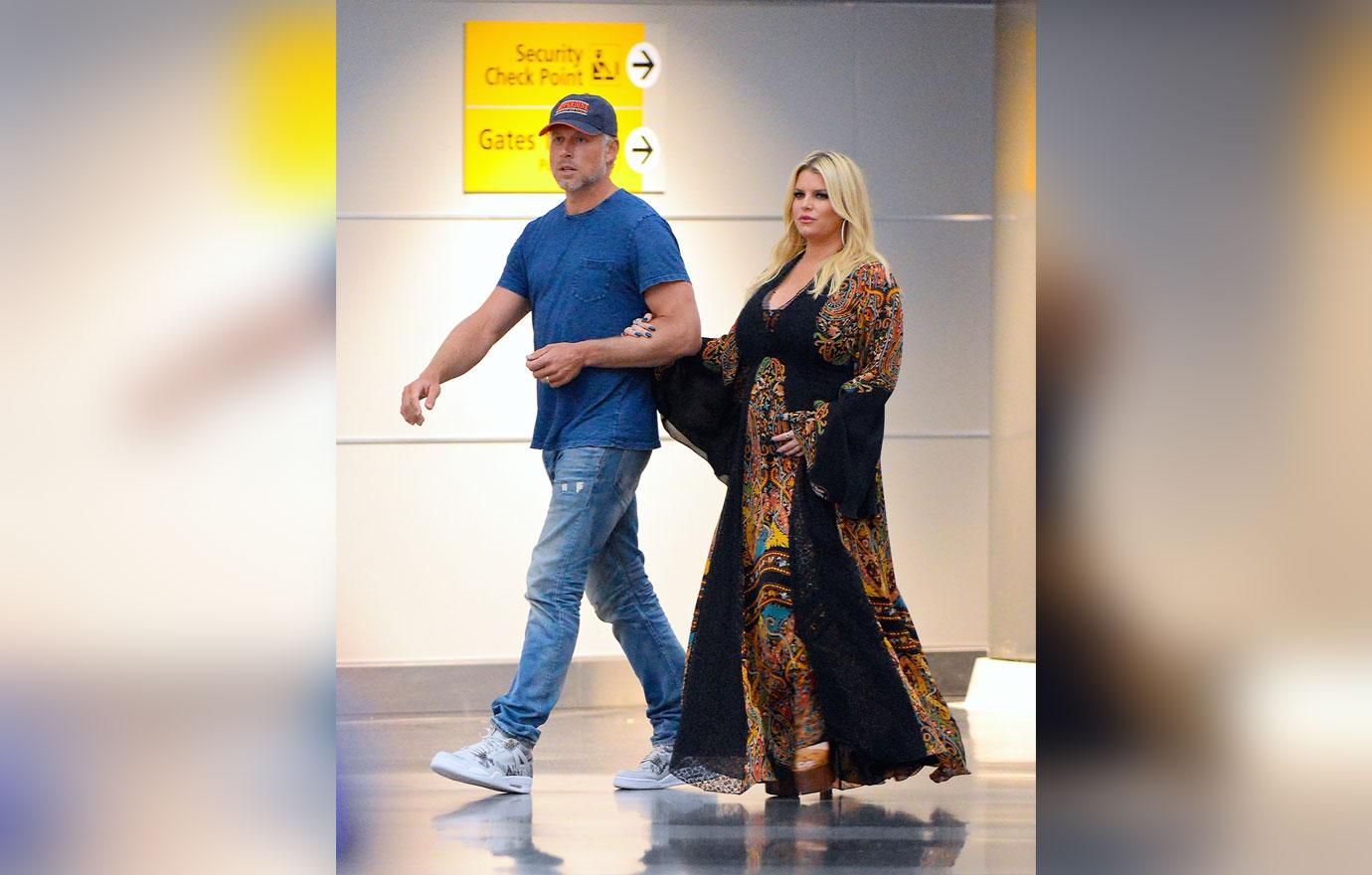 //Jessica Simpson Pregnant Holds Baby Bump