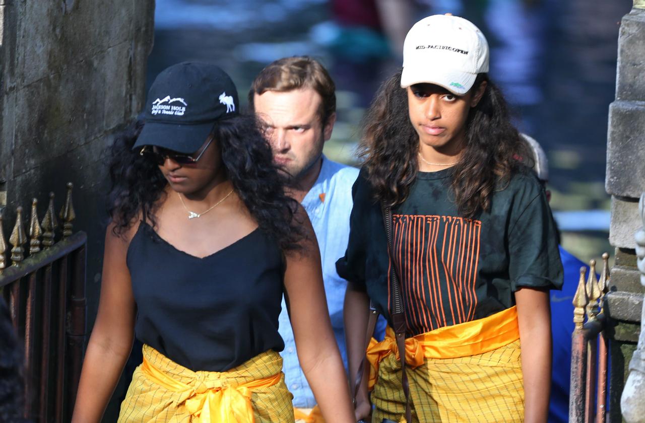 Sasha Obama looks cool and very '90s in her college outfit