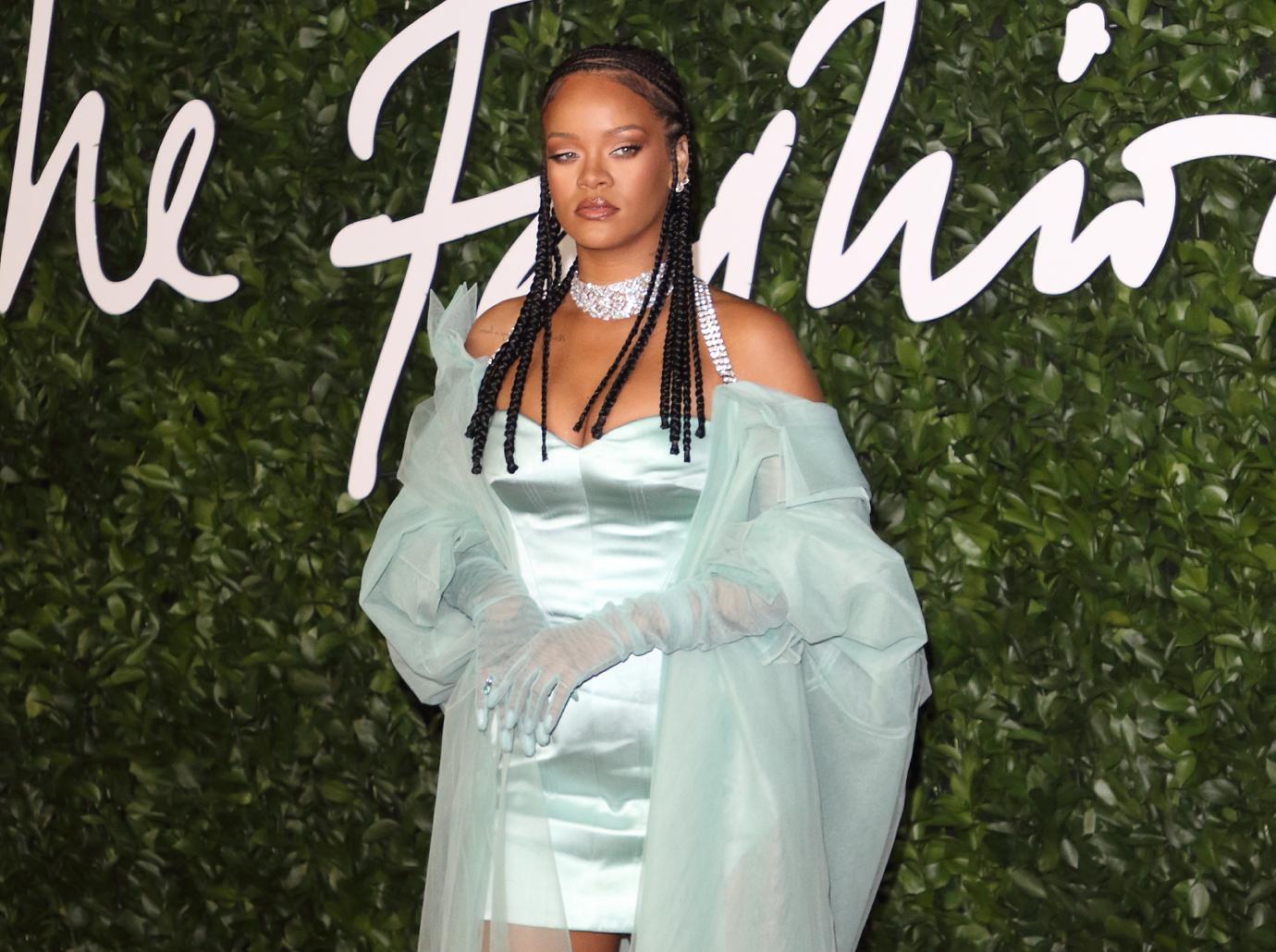 rihanna drops lawsuit dad gallery pic