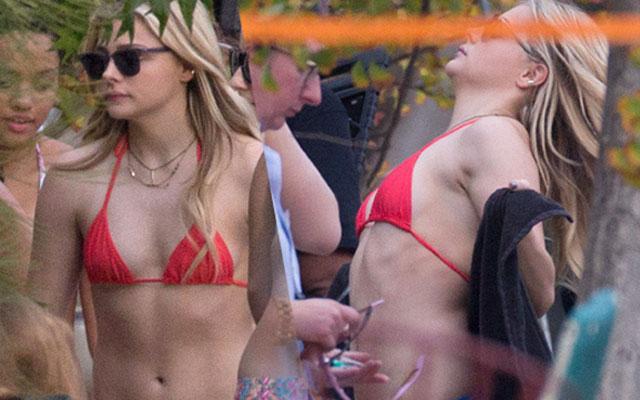 Anekdote Praktisch Verfrissend Chloe Grace Moretz Strips Down To Her Swimsuit On Set Of 'Neighbors 2'