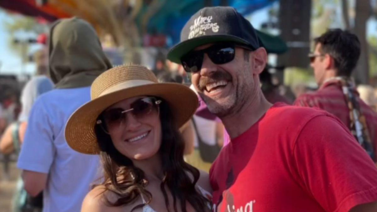 A photo of Omri Katz and Michele Watters