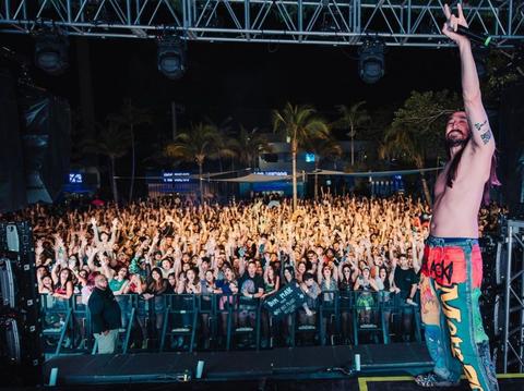 steve aoki performing