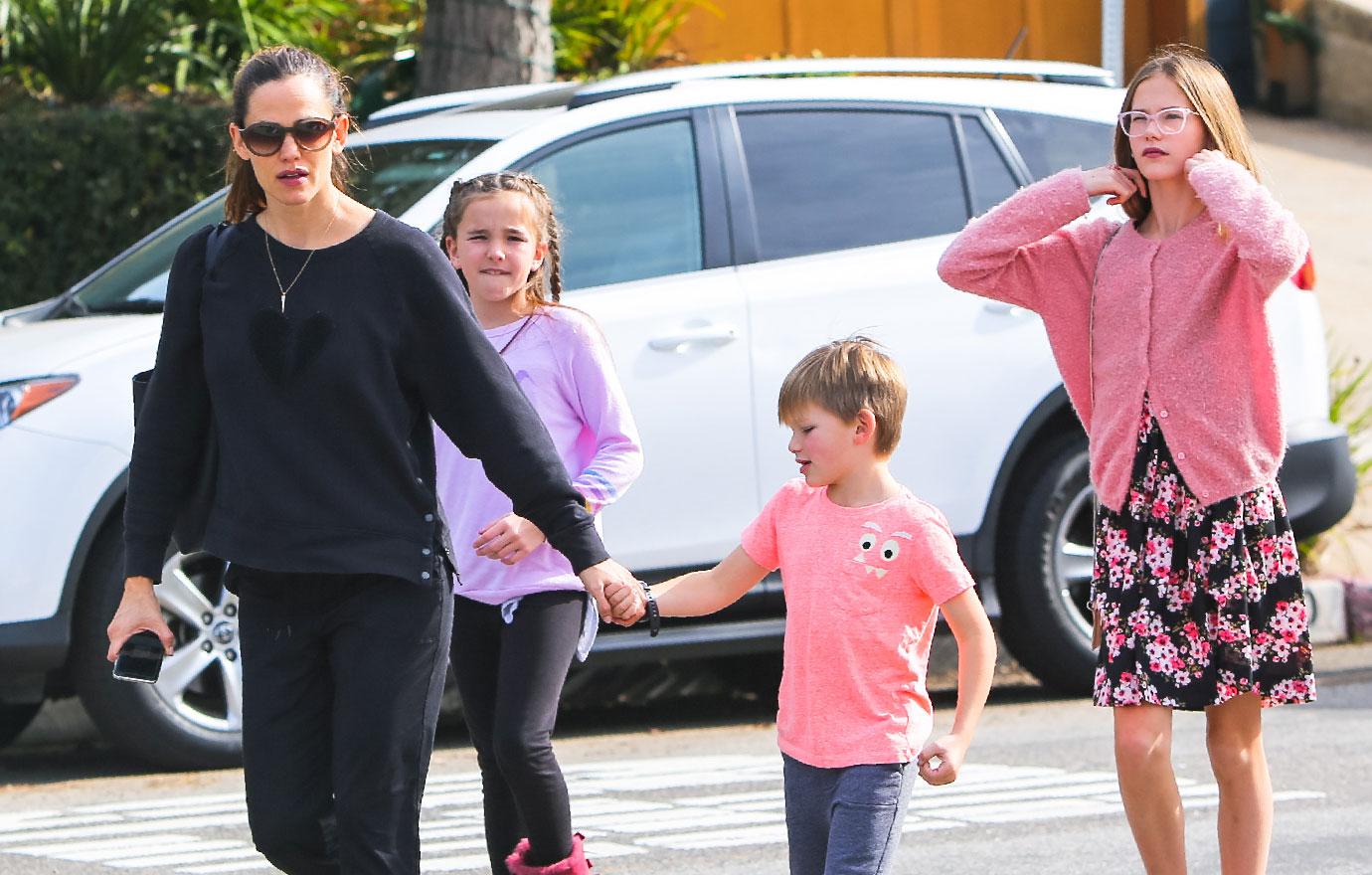 Jennifer Garner Out With Kids In Los Angeles