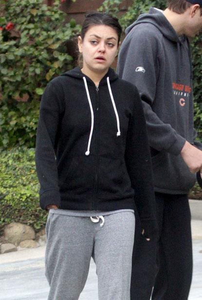 //ashton kutcher mila kunis no makeup dog walk