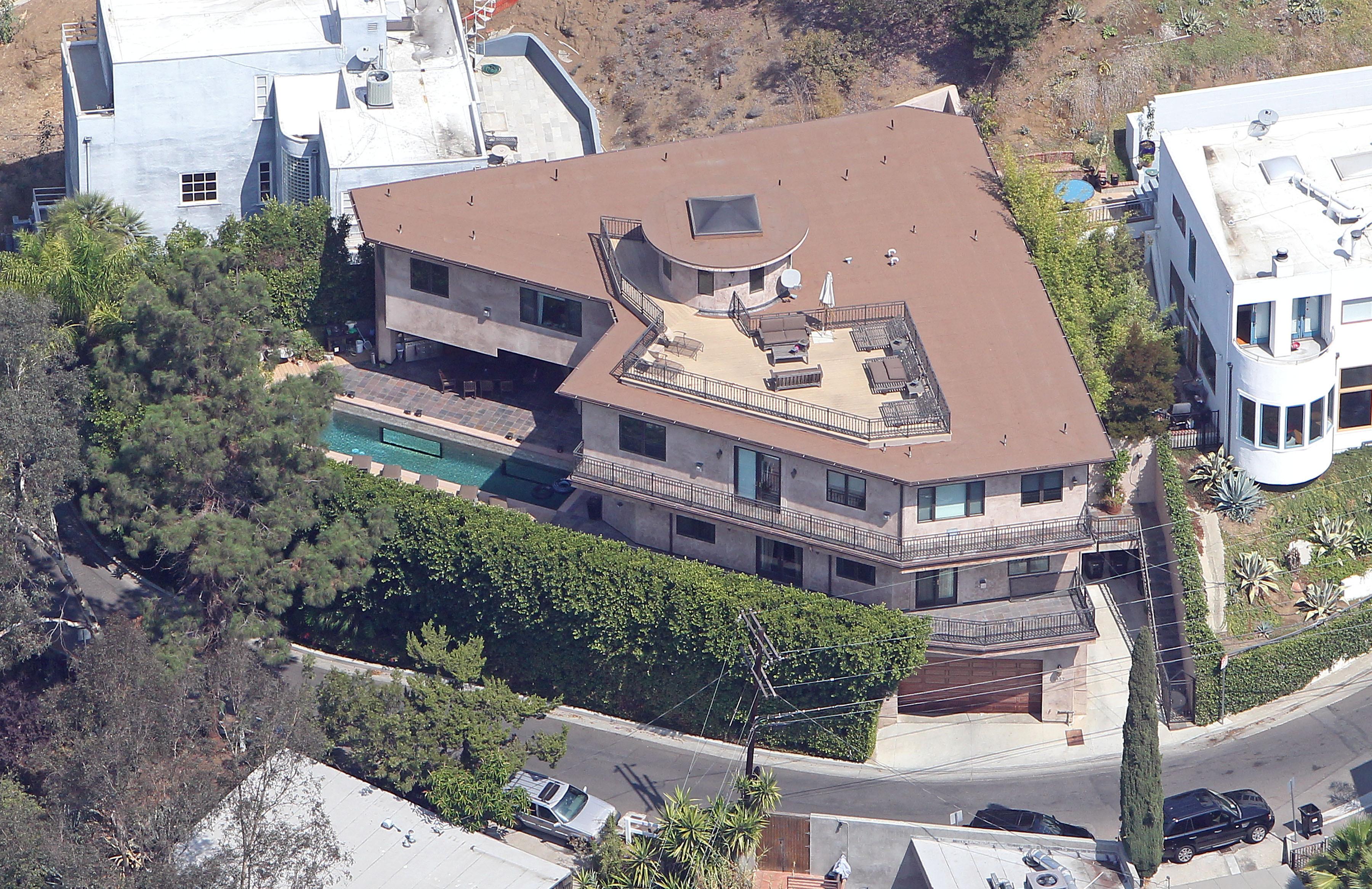 Guess Who Celebrity Mansion