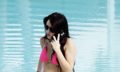 //miley_cyrus_pink_bikini_