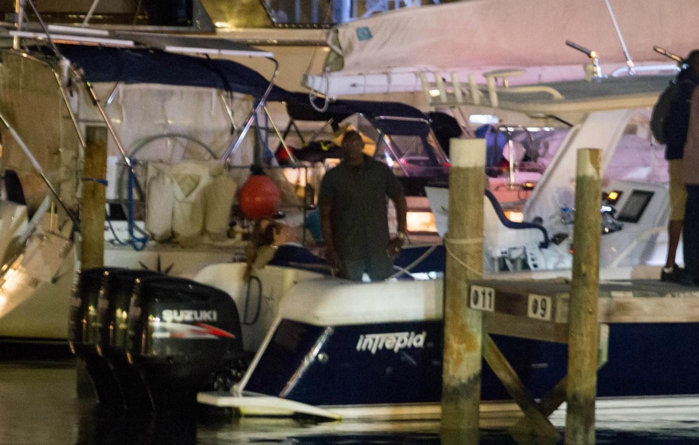 JLo & ARod snuggle together on a boat.