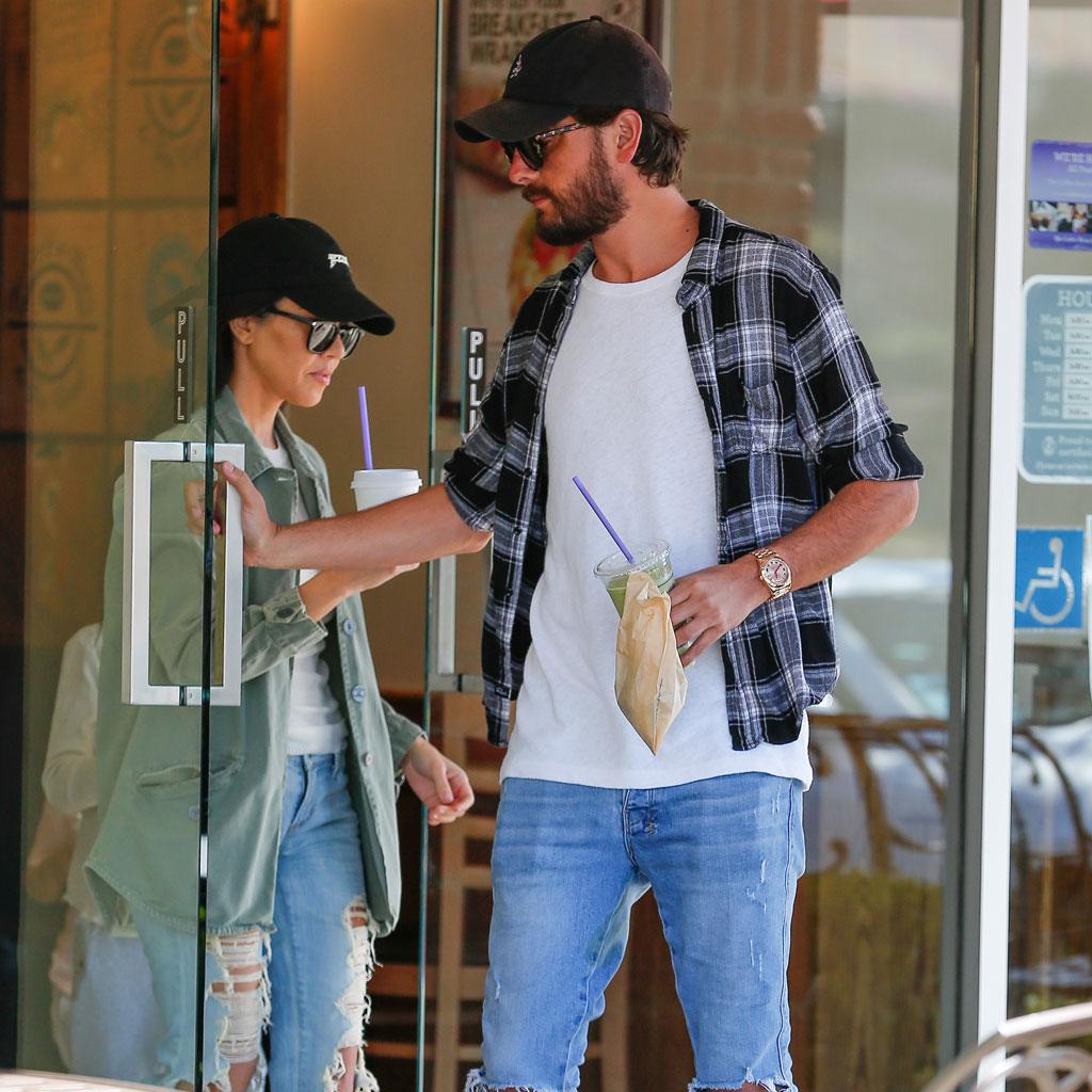 Kourtney Kardashian Scott Disick Reunite Mexico Drinking Girls