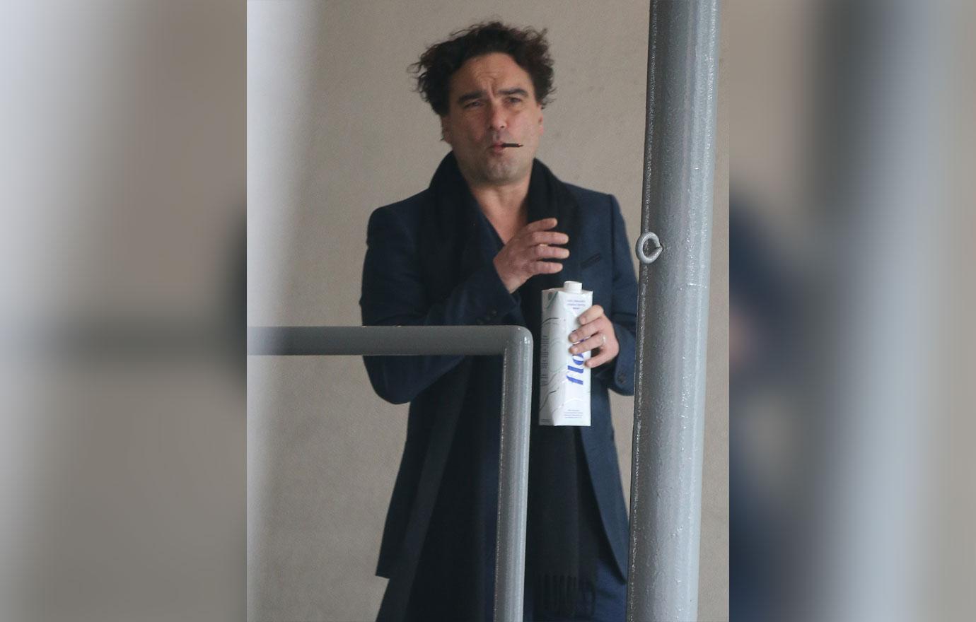 Big Bang Theory Johnny Galecki Asks Younger Girlfriend Dad Hand In Marriage