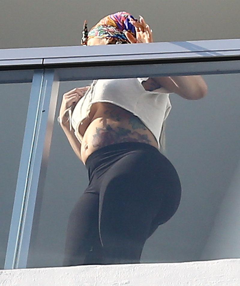 //blac chyna pregnant belly butt black yoga pants miami