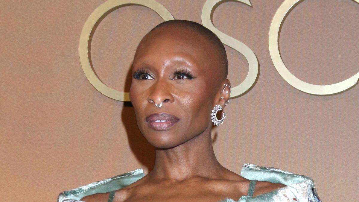 Cynthia Erivo has been facing criticism after a prompter was spotted during her $225-per-ticket 'Dracula' show.