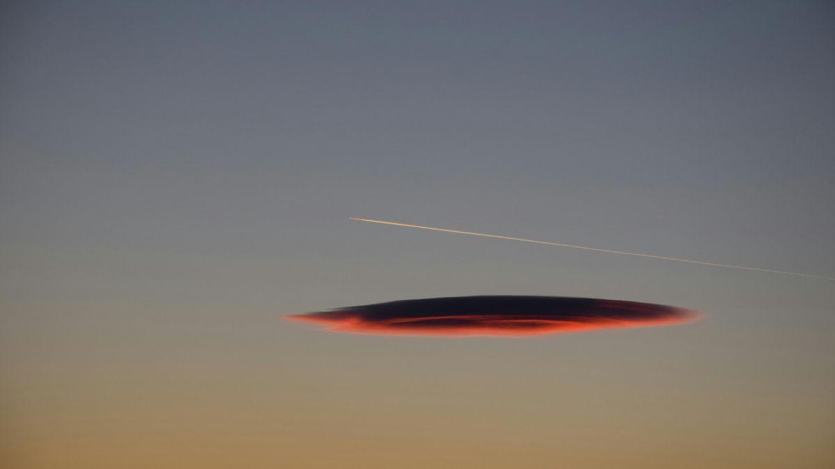 Pilots reported seeing an 'elongated ball of fire' split into three separate objects in one case, detailed in the NSA files.
