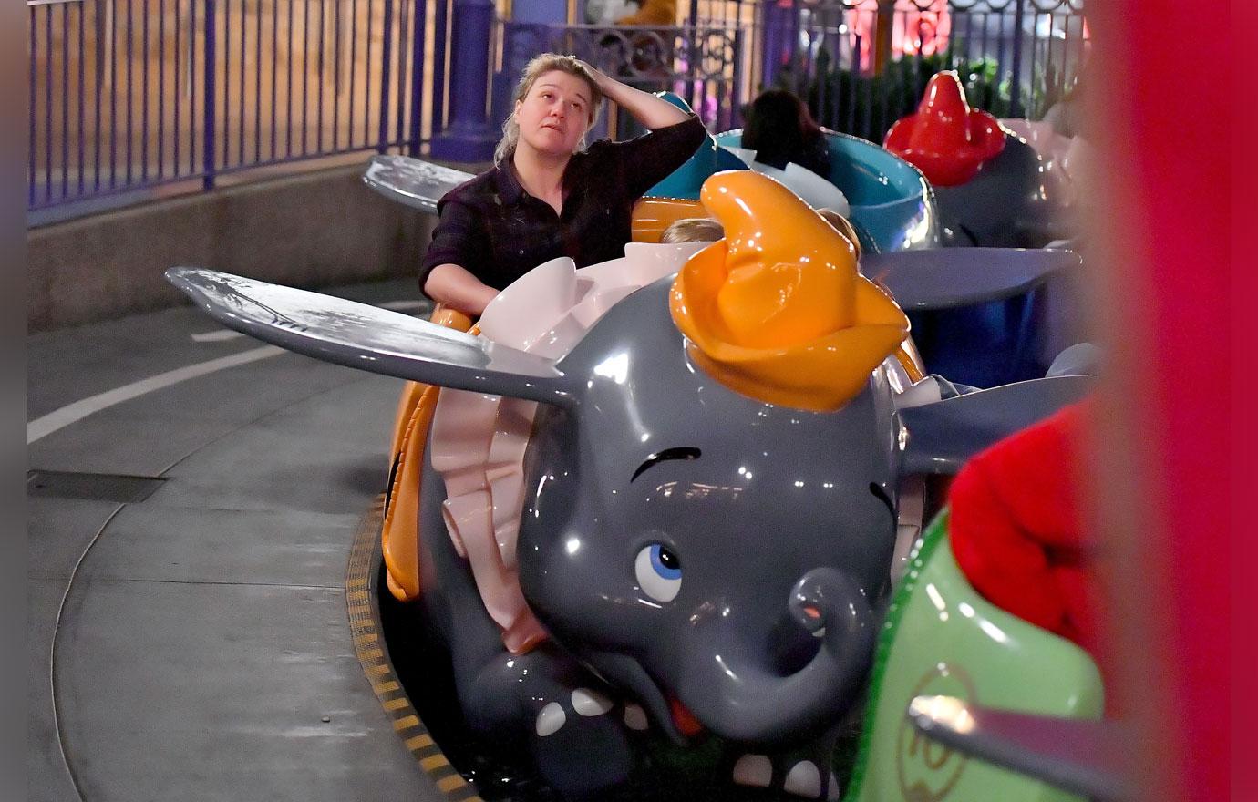 Kelly Clarkson Rides Dumbo Amid Talk Of Replacing Megyn Kelly