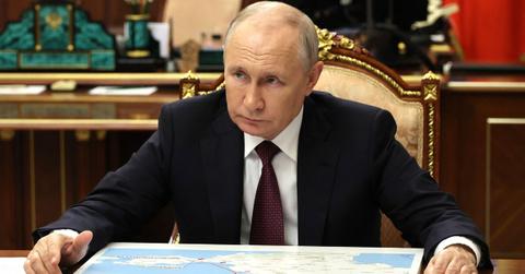 vladimir putin living last day life only talking doctor health worsens