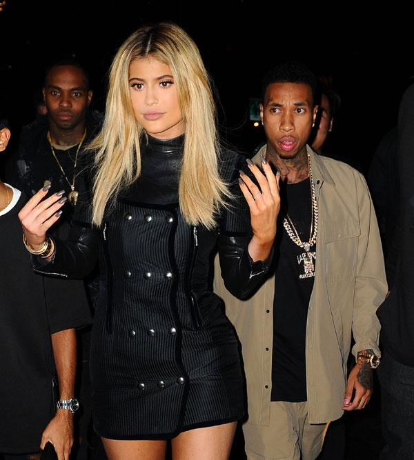 //kylie jenner tyga phone dinner photos