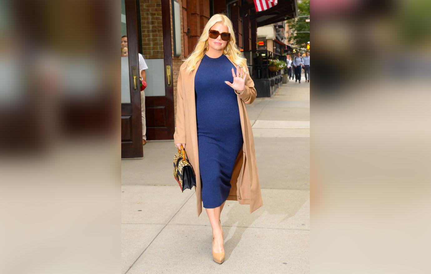 Pregnant Jessica Simpson Shows Off Baby Bump In Long Blue Dress(02)