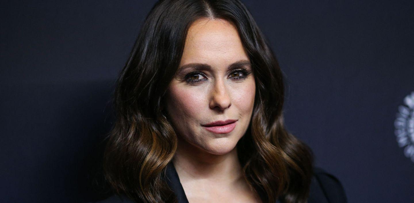 jennifer love hewitt reveals distressing way learned mother death