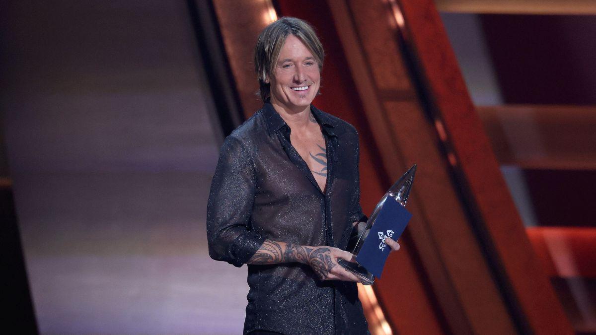 Keith Urban is said to be struggling with the possibility of having his daughters live primarily in Australia.