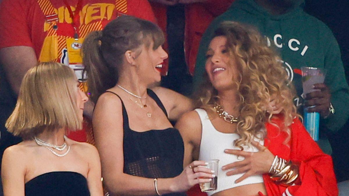 Photo of Blake Lively, Taylor Swift