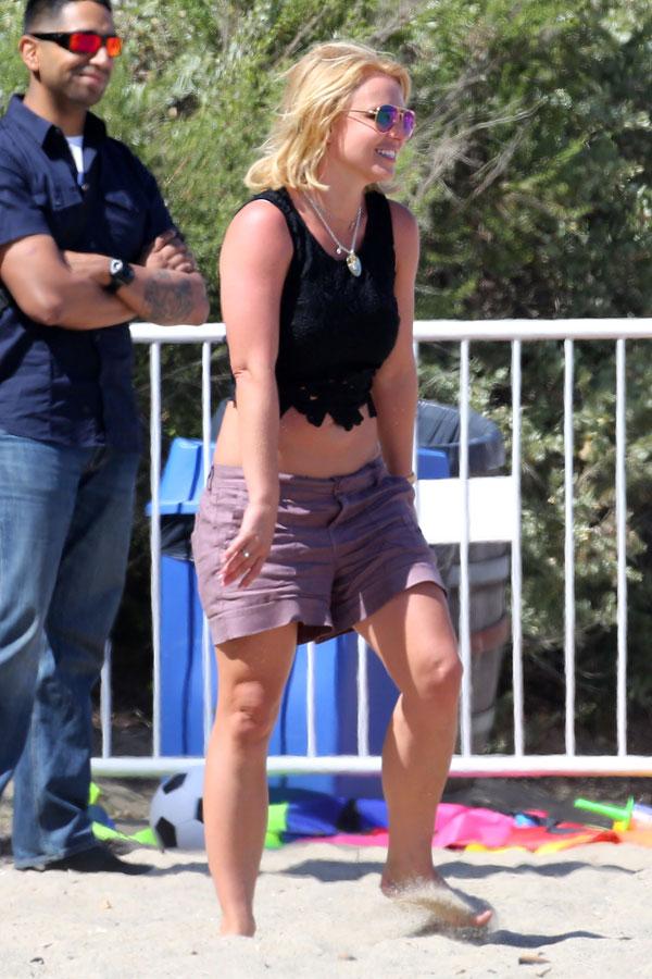 //britney spears faking ankle injury