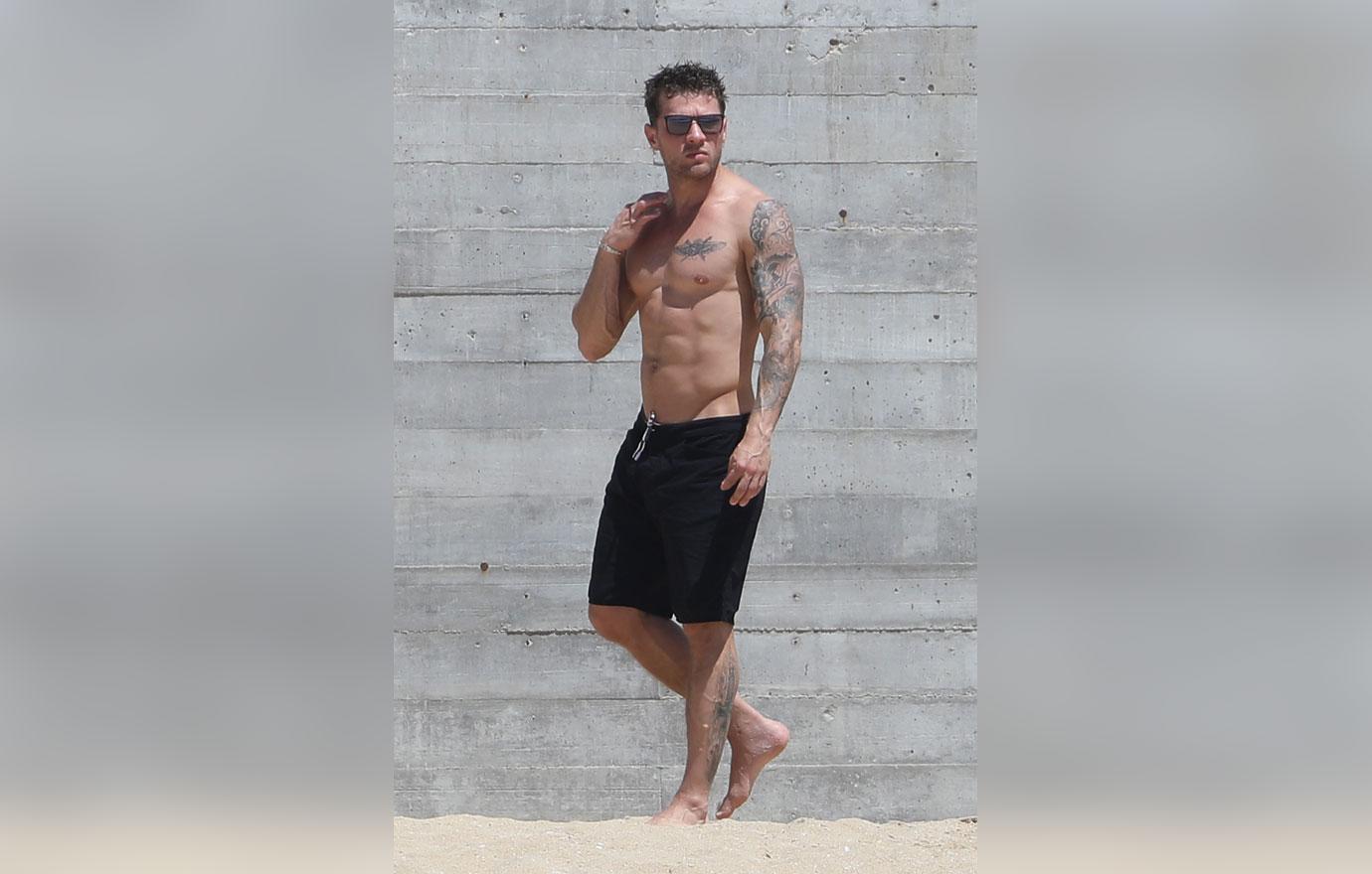 Ryan Phillippe Shirtless – Reese Witherspoon’s Ex Shows Off Hot Body During Mexican Vacation