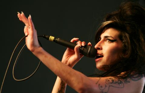 //dead celebrities amy winehouse