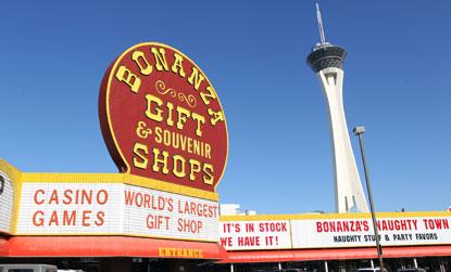 //inf_angelina_jolie_picks_up