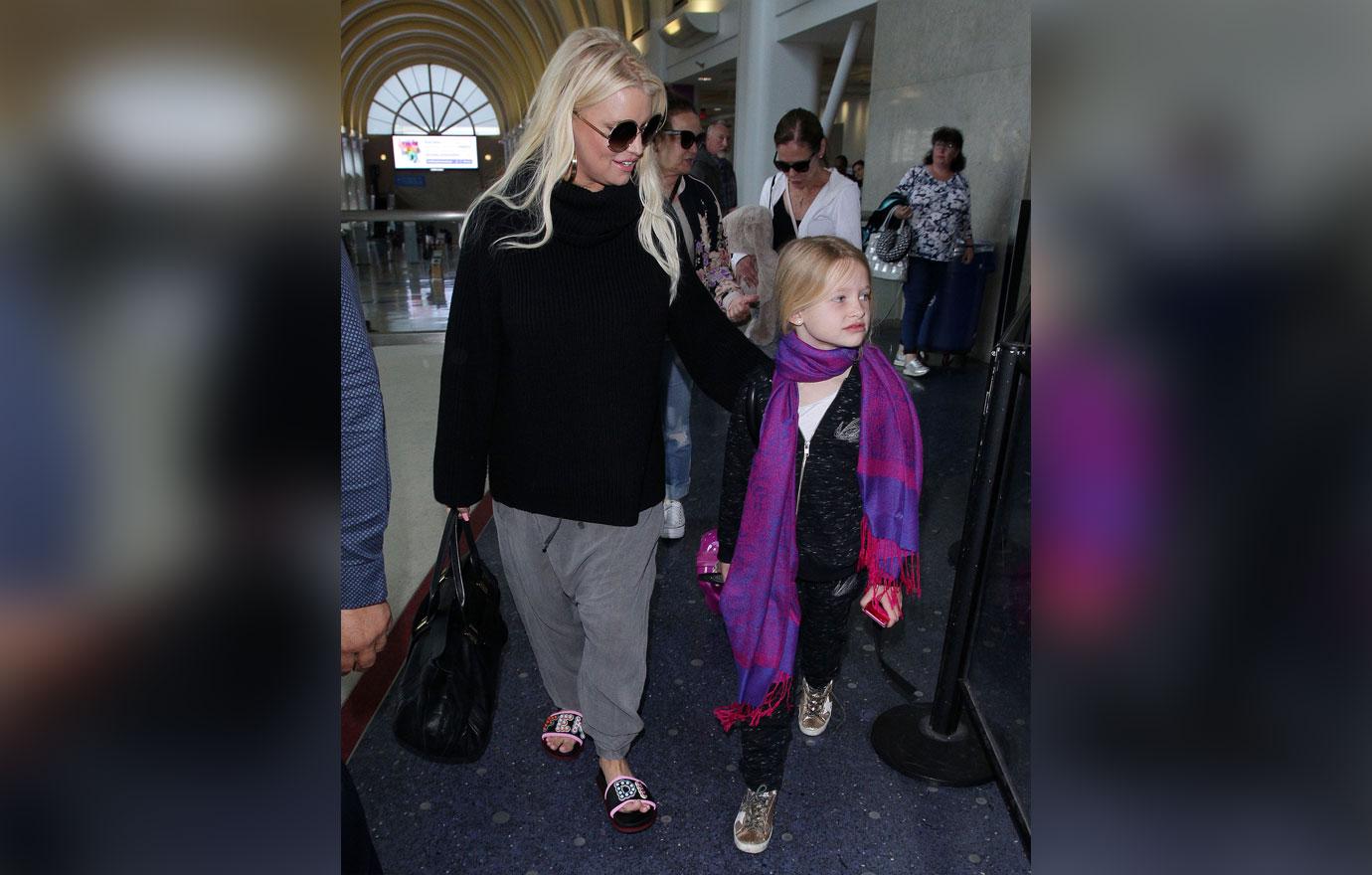 Jessica Simpson Hides Stomach Pregnant