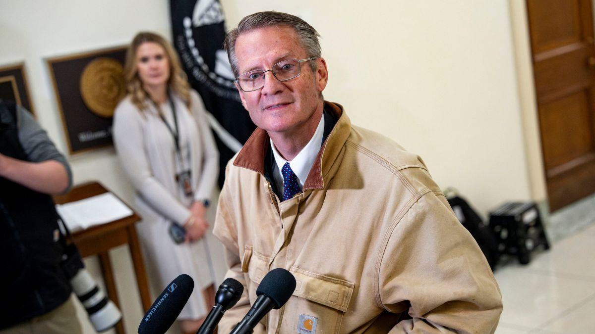 Chris Swecker suggested a possible foreign intelligence link as Rep. Tim Burchett urged attention to the string of scientist deaths.