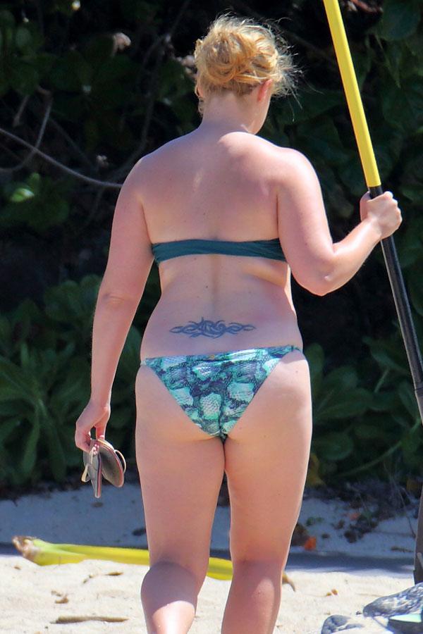 //amy schumer beach bikini