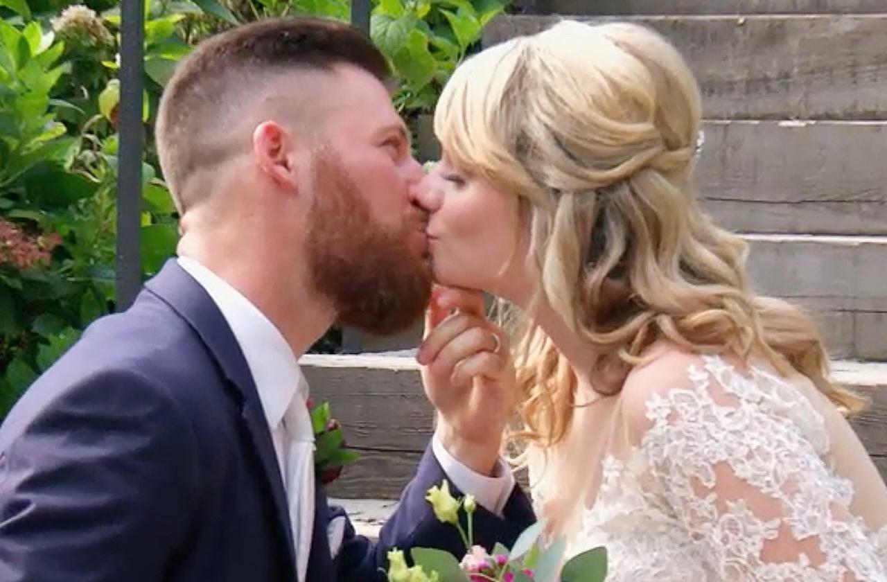 menu Intim resterende Married At First Sight' Sneak Peek Video Kate & Luke's First Kiss Caught On  Camera