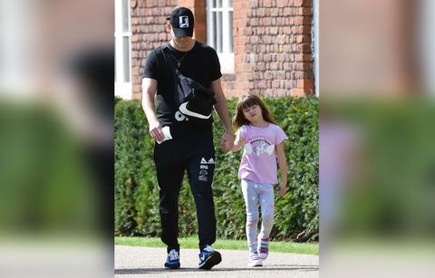 zoe kravitz spotted chris pine photos dinner date cozy days after channing daughter playdate r