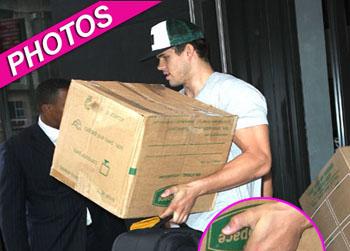 //kris humphries moving no wedding ring