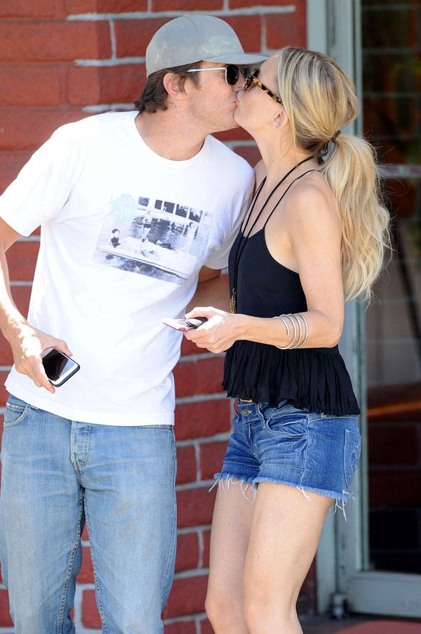 Kate Hudson Kissing Brother On Lips