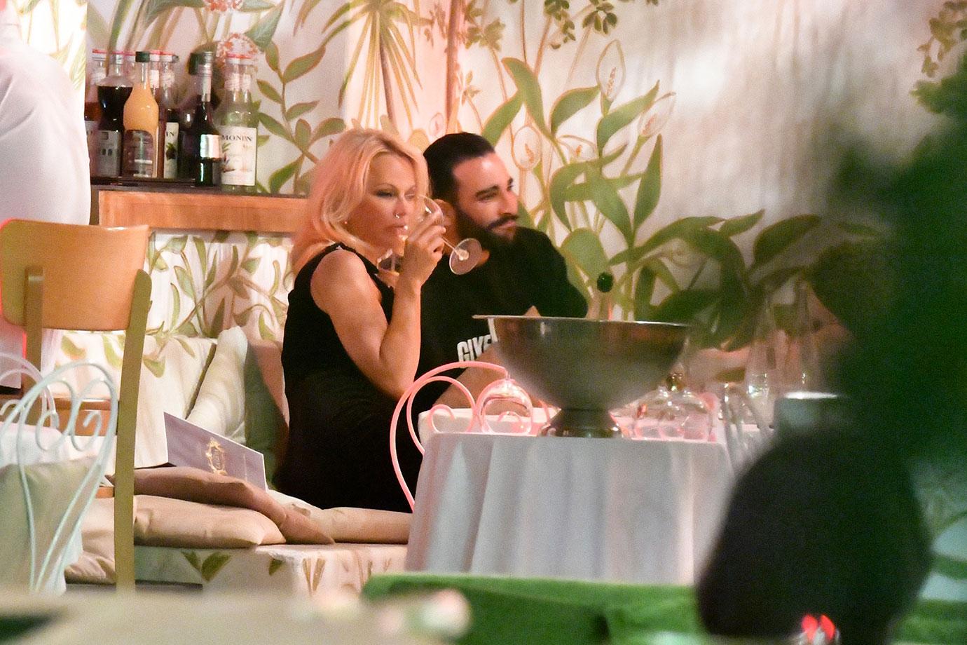 [PICS] Pamela Anderson Displays New Face On Romantic Dinner Date With