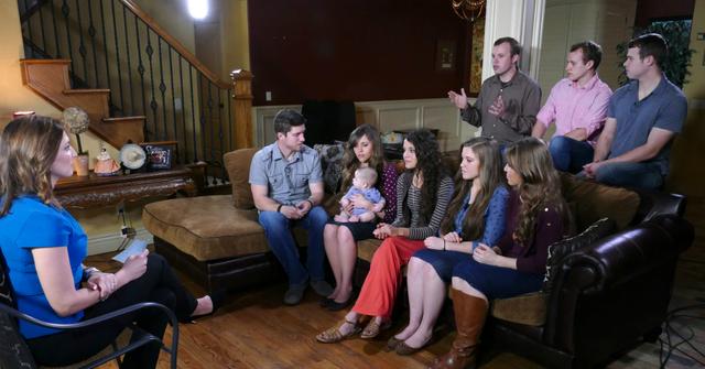 Paula Faris sat down exclusively with several of the Duggar children from their Arkansas home, for an interview airing on GOOD MORNING AMERICA. PAULA FARIS, BEN SEEWALD, JESSA SEEWALD, BABY SPURGEON, JINGER DUGGAR, JOY DUGGAR, JANA DUGGAR; (REAR) JOHN DAVID DUGGAR, JOSIAH DUGGAR, JOSEPH DUGGAR