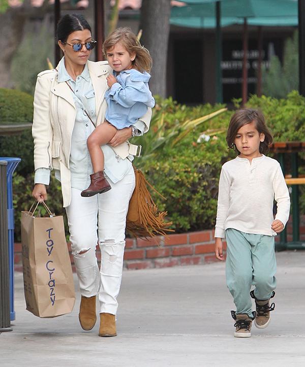 //Kourtney kardashian scott disick breakup family kim kardashian taking her side