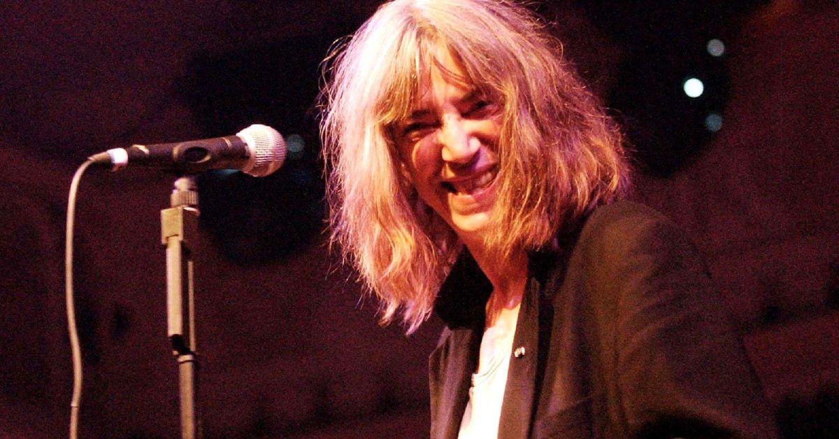 patti smith calms panicked fans death fears dizzy spells stage collapse