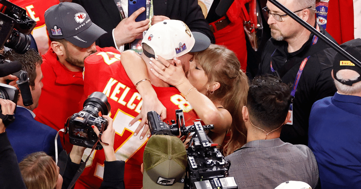 taylor swift and travis kelce looking at kansas city real estate together