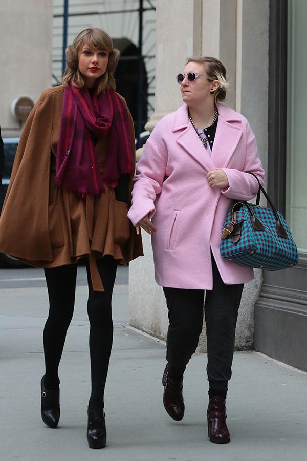 //Taylor Swift and Lena Dunham Hold Hands