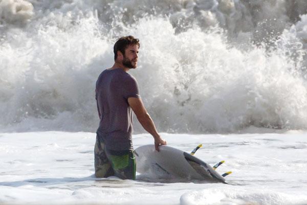 Liam Hemsworth Naked Butt Beach Photos Surfing