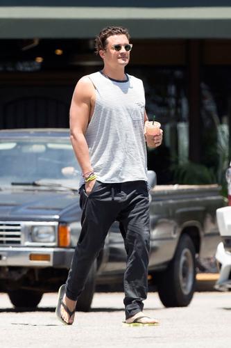 Orlando Bloom Puts On A Gun Show In A Tight Tank Top, Flaunts Workout ...