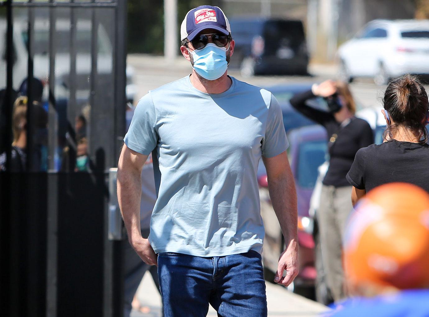 ben affleck muscles buff dad bod jennifer lopez kissing gym photos