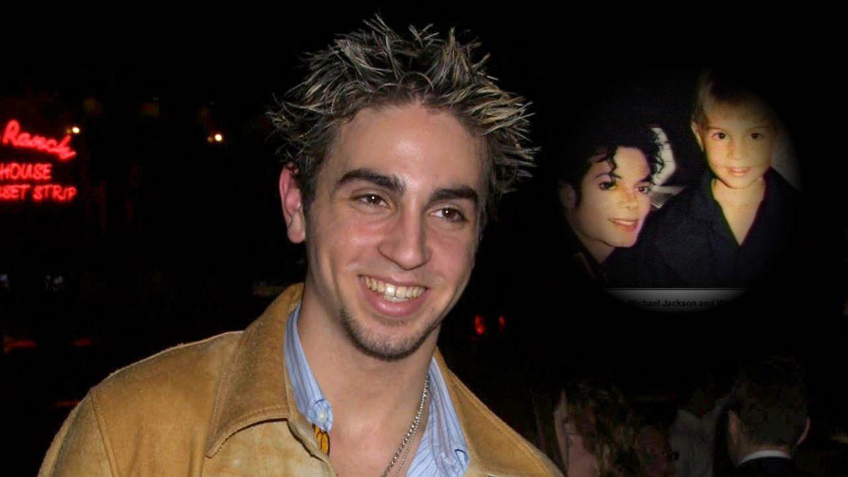 Photo of Wade Robson and Michael Jackson