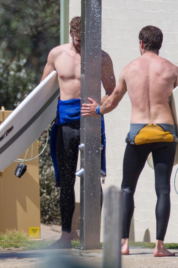 liam hemsworth shirtless beach