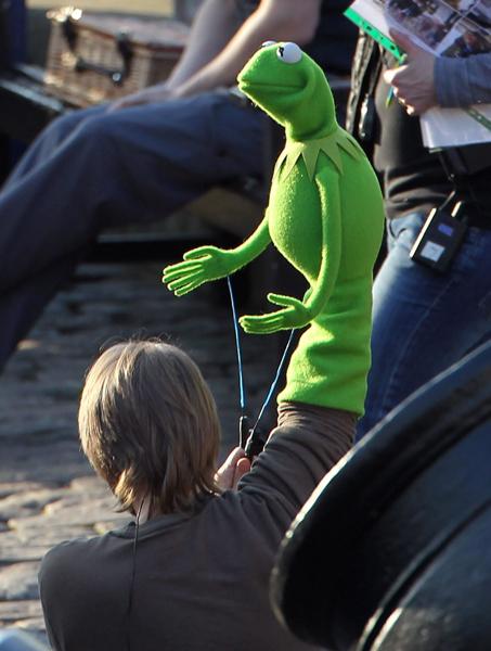 //ffn_kermit_filming_flynetuk_exc__